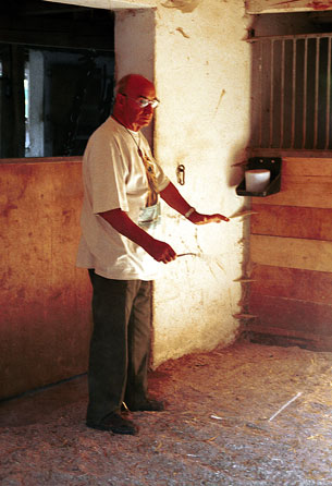 Don Manuel bei der Arbeit mit der Stahlrute